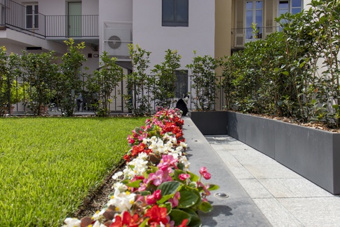 Terrazza in stile contemporaneo di 92 di Studio MAC