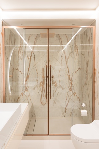 Bagno in stile moderno di 6 di Living Home Design