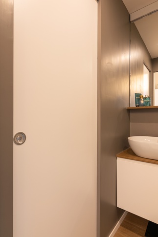 Bagno in stile contemporaneo di 6 di Micro Interior Design Bagno in stile contemporaneo di 6 di Micro Interior Design