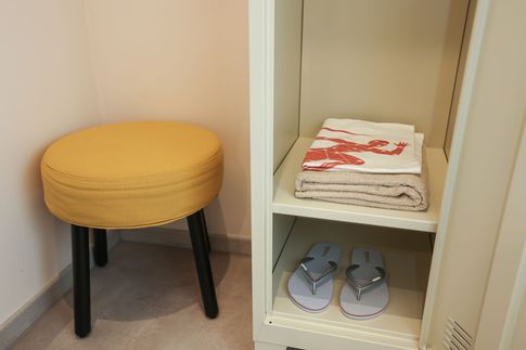 Corridoio in stile contemporaneo di 10 di Valentina Solera Architetto
