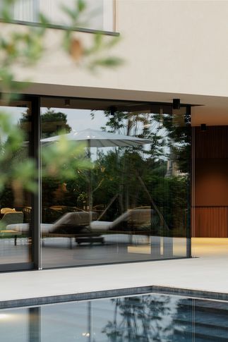 Piscina in stile minimal di 30 di Didonè Comacchio Architects