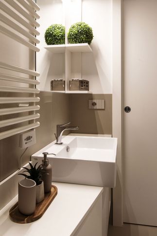 Bagno in stile contemporaneo di 6 di kkarchitecture