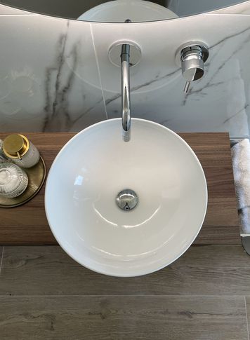 Bagno in stile contemporaneo di 4 di Silvia Aquilani . Design studio