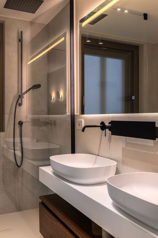 Bagno in stile contemporaneo di 5 di Alessandro Magno Studio Bagno in stile contemporaneo di 5 di Alessandro Magno Studio