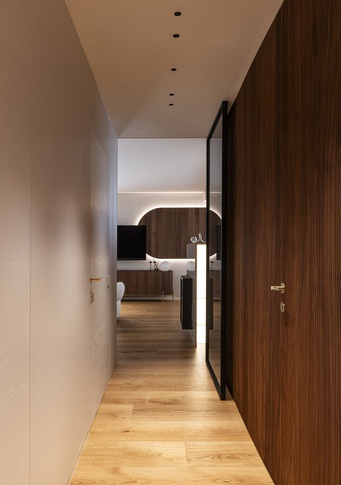 Corridoio in stile contemporaneo di 5 di Francesco Cardano Interior Designer