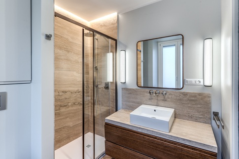 Bagno in stile contemporaneo di 5 di MOB Architects