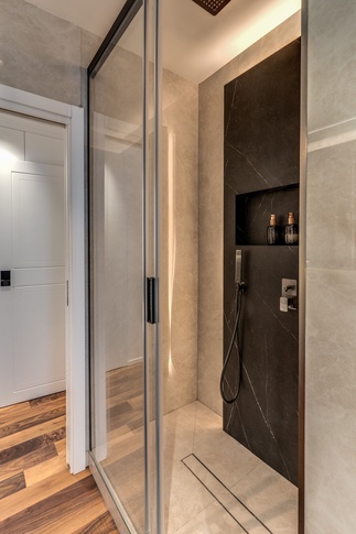 Bagno in stile contemporaneo di 5 di MOB Architects