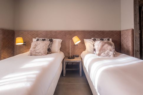 Camera da Letto in stile moderno di 13 di Design Alpino