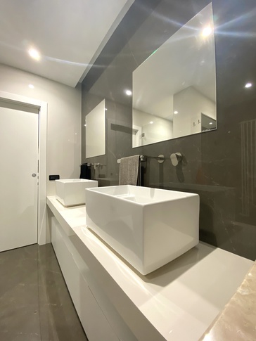 Bagno in stile contemporaneo di 8 di IMA STUDIO Bagno in stile contemporaneo di 8 di IMA STUDIO
