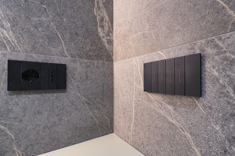 Bagno in stile moderno di 10 di Desearq studio - architettura e interior design