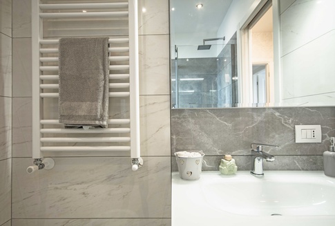 Bagno in stile contemporaneo di 4 di Alessandra Avagnano Architetto Bagno in stile contemporaneo di 4 di Alessandra Avagnano Architetto
