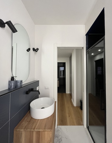 Bagno in stile moderno di 4 di Studio Punto