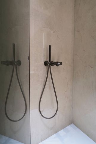 Bagno in stile contemporaneo di 7 di Desearq studio - architettura e interior design