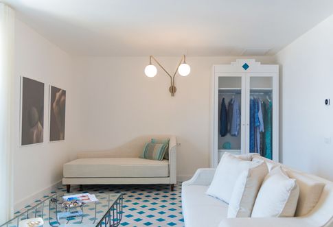 Soggiorno in stile mediterraneo di 30 di Coluccio architetti