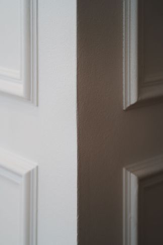 Corridoio in stile contemporaneo di 9 di Technical Works SRL