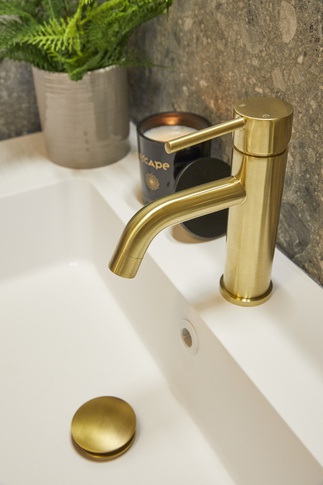Bagno in stile moderno di 4 di Arar Studio di Arar Muna Isabella