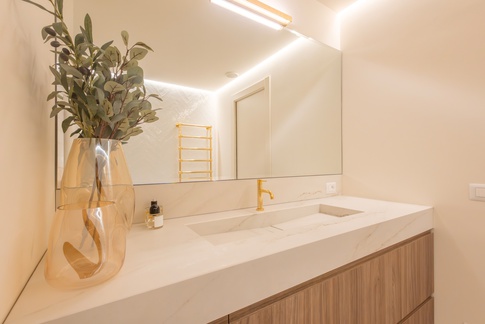 Bagno in stile moderno di 6 di Living Home Design