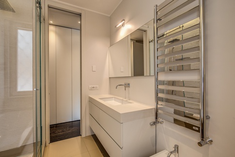 Bagno in stile contemporaneo di 6 di MOB Architects Bagno in stile contemporaneo di 6 di MOB Architects
