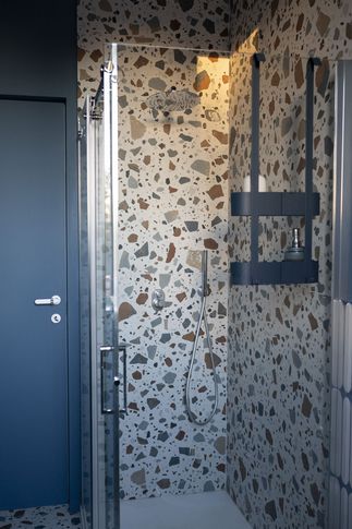 Bagno in stile contemporaneo di 5 di Studio Carlone