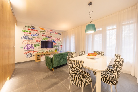 Soggiorno in stile pop art di 21 di Domus Dreams Soggiorno in stile pop art di 21 di Domus Dreams