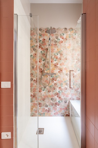 Bagno di Servizio in stile contemporaneo di 3 di Caleidoscopio Architettura