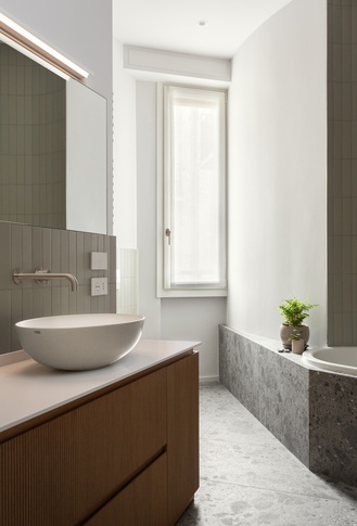 Bagno in stile contemporaneo di 5 di TGA_Studio