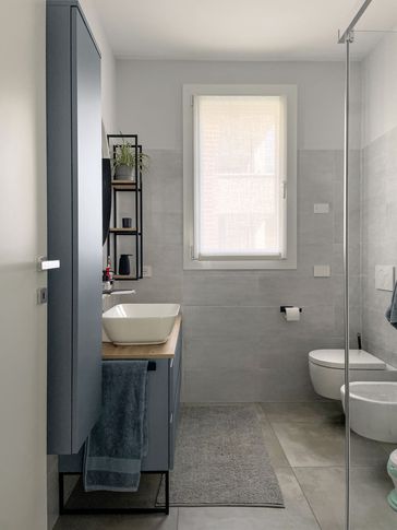 Bagno in stile moderno di 6 di Silvia Aquilani . Design studio