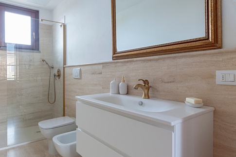 Bagno in stile moderno di 12 di Luca Bucciantini Architettura d' Interni