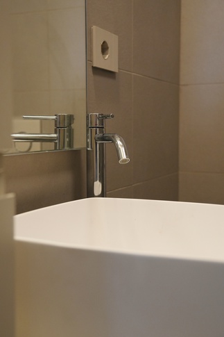 Bagno in stile moderno di 3 di Rinnova Home 3d