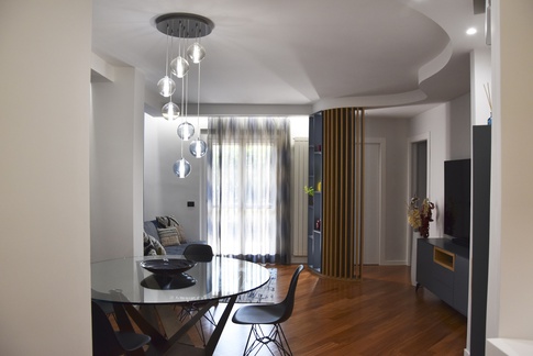 Open Space in stile moderno di 30 di A+A Architects