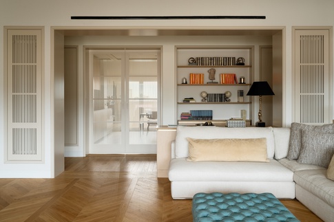 Soggiorno in stile contemporaneo di 50 di Studio Gaetano Riccardelli