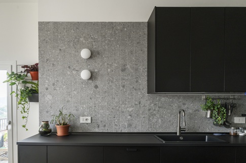 Cucina in stile soft industrial di 19 di Cipria Studio