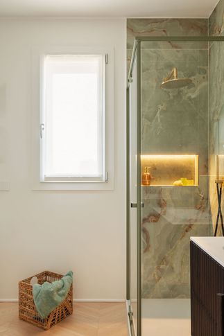 Bagno in stile minimal di 5 di Sofia Carta Studio