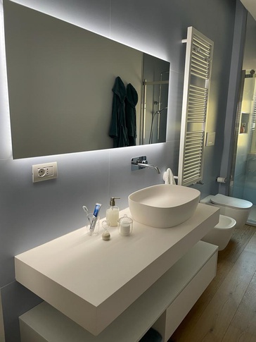 Bagno in stile minimal di 7 di Caputo Architettura