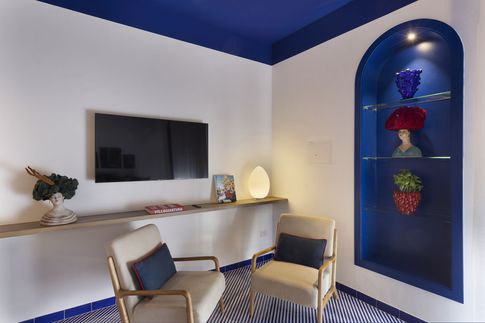 Soggiorno in stile mediterraneo di 35 di Coluccio architetti