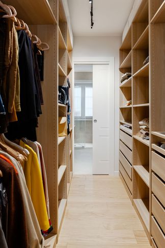 Cabina Armadio in stile contemporaneo di 6 di Architetto Sara Edalatkhah