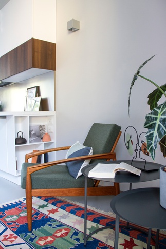 Soggiorno in stile contemporaneo di 7 di OZ Interiors