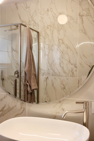Bagno in stile contemporaneo di 5 di SuMisura Architetti