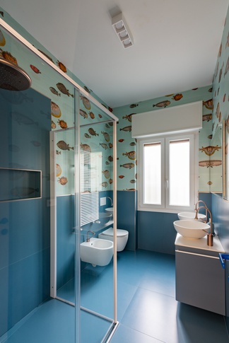 Bagno in stile moderno di 5 di Marco D'Andrea Architettura + Interior Design