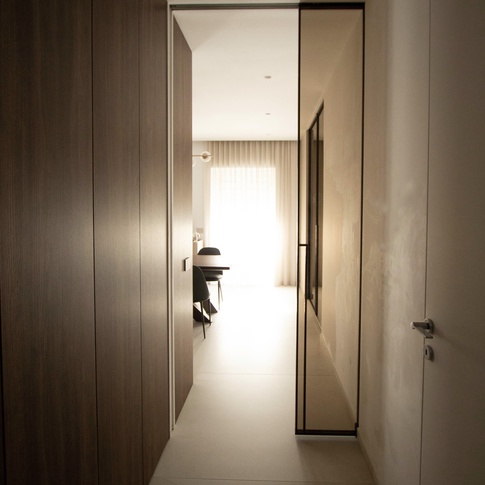 Corridoio in stile moderno di 3 di Vincenzo Castaldo Architetto