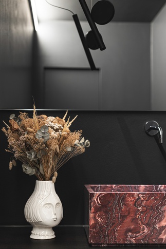 Bagno in stile contemporaneo di 7 di DV_A studio di architettura