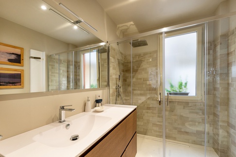 Bagno in stile contemporaneo di 5 di Roberta Ballo Architetto Bagno in stile contemporaneo di 5 di Roberta Ballo Architetto