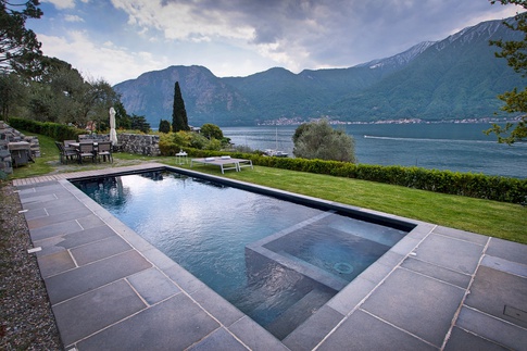 Piscina in stile moderno di 150 di Chantal Forzatti architetto Piscina in stile moderno di 150 di Chantal Forzatti architetto