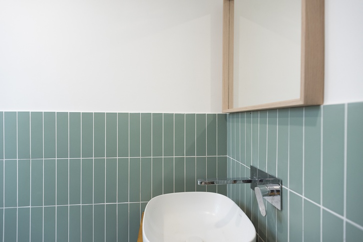 Bagno in stile minimal di 4 di Architetto Valentina Solano
