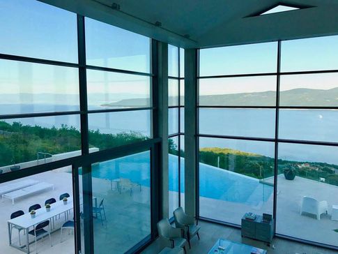 Facciata in stile contemporaneo di null di Čekada Arhitekti