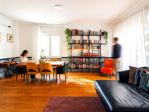 Soggiorno in stile contemporaneo di 40 di Equus Architects