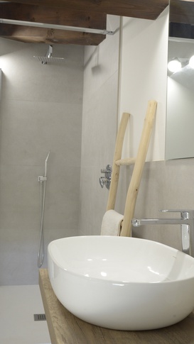 Bagno in stile minimal di 8 di Vania visani architetto