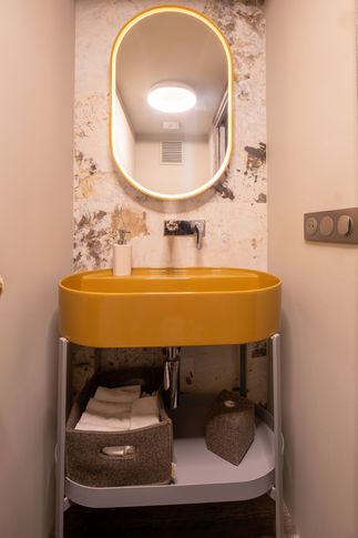 Bagno in stile moderno di 2 di Design Alpino
