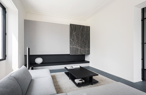 Soggiorno in stile moderno di 25 di NOMADE ARCHITETTURA