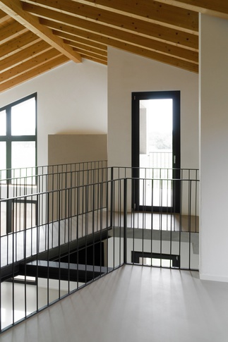 Corridoio in stile soft industrial di 5 di Simona Fogalesi interior designer